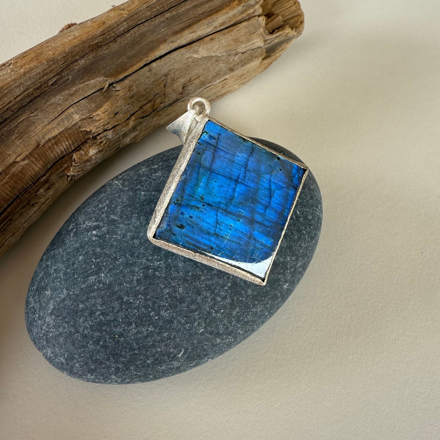 Flat Rock Labradorite Pendant - SD1329B3